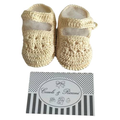 Sapatos de croché para berço em cor creme