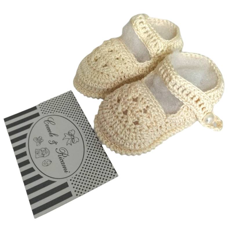 Cremefarbene Wiegenhäkelschuhe