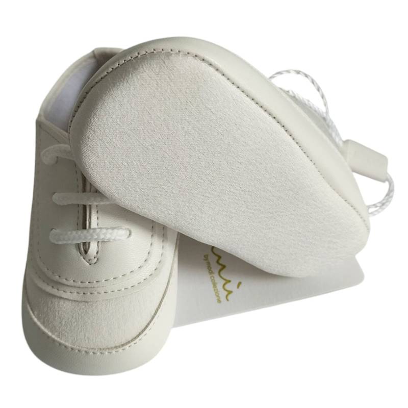 Elegantes sapatos de berço brancos...