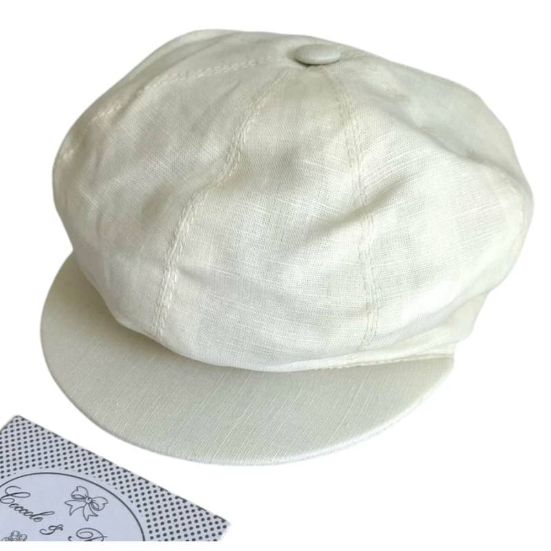Chapéu com pala de cor creme clara