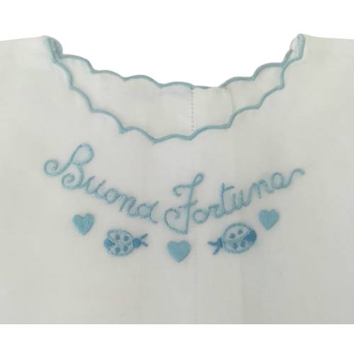Blusa blanca de la fortuna con bordado azul claro 2