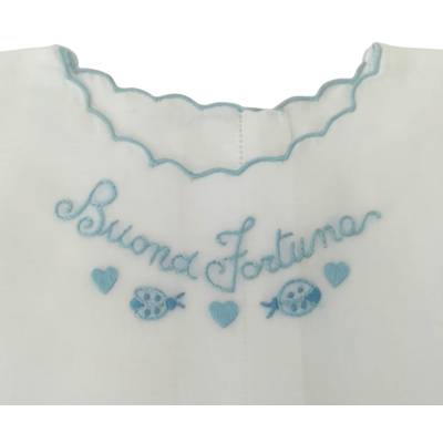 Blusa blanca de la fortuna con bordado azul claro
