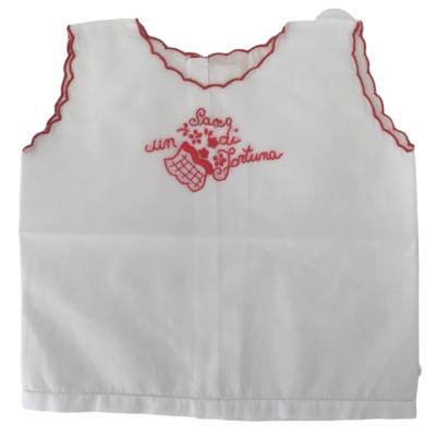 Blusa branca da sorte com bordados vermelhos