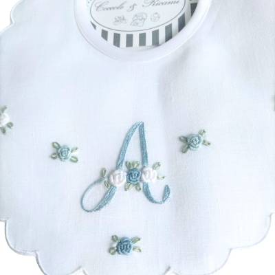 Babete de bebé bordado à mão e personalizado