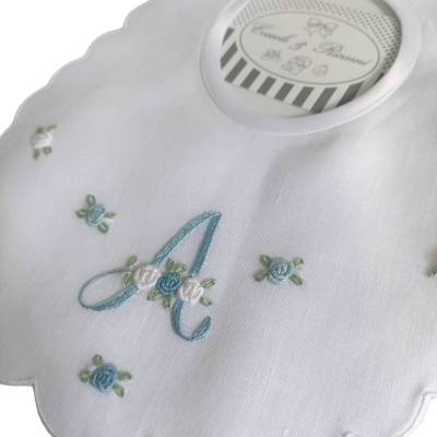 Babete de bebé bordado à mão e personalizado
