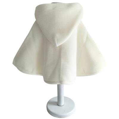 Capa de menina em creme com efeito de lã