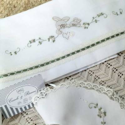 Sheet with bunny embroidery bib