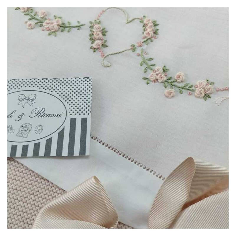 Lenzuolino e bavetta ricamata a mano...