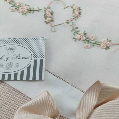 Lenzuolino e bavetta ricamata a mano per neonata
