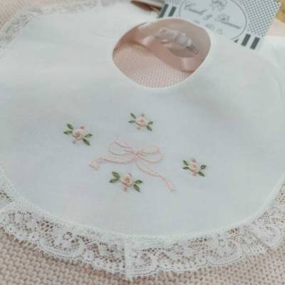 Sábanas y baberos bordados a mano para recién nacidos