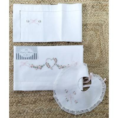 Lenzuolino e bavetta ricamata a mano per neonata