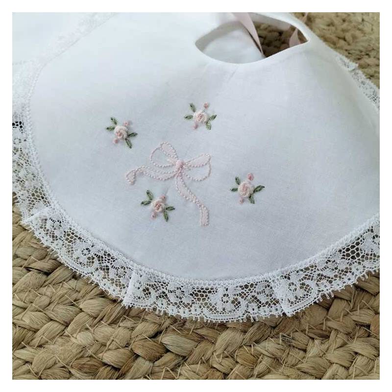 Lenzuolino e bavetta ricamata a mano...