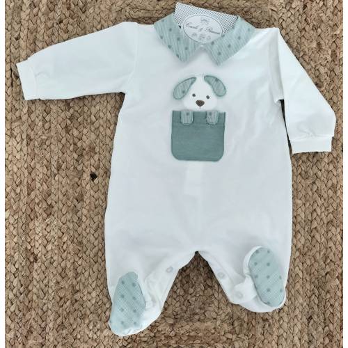 Weißer und salbeigrüner Babyschlafanzug