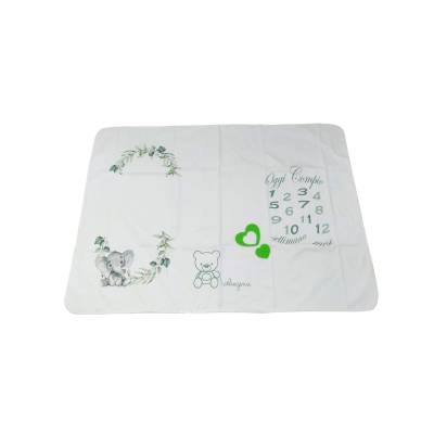 Manta de bebé recém-nascido com fundo branco e desenhos cinzentos e verdes - 