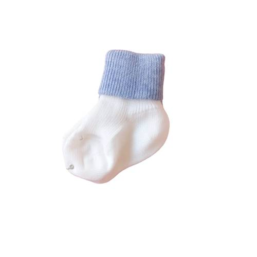 Warme cremefarbene und hellblaue Babysocken aus Baumwolle Größe 000 0/3 Monate - 