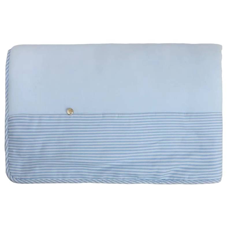 Manta de chenille azul claro para bebé Babygi com tecido às riscas brancas e azuis claras - 
