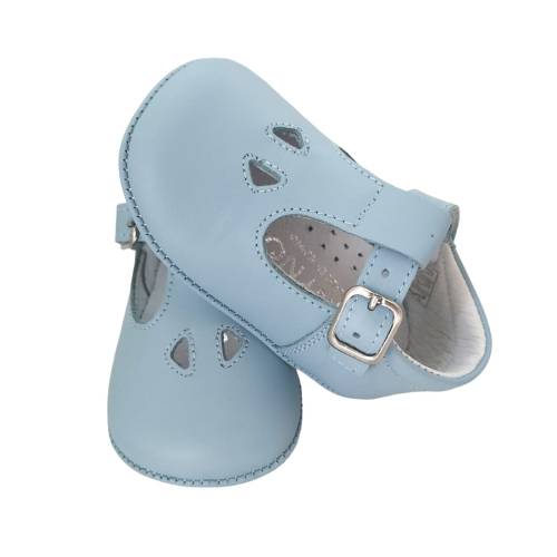 Scarpine da culla in pelle celeste con occhielli - 