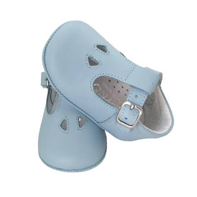 Scarpine da culla in pelle celeste con occhielli - 