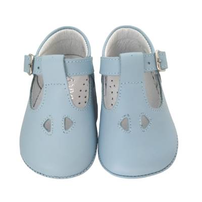 Scarpine da culla in pelle celeste con occhielli - 
