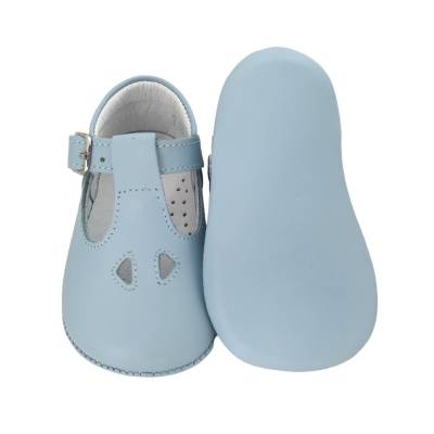 Scarpine da culla in pelle celeste con occhielli - 
