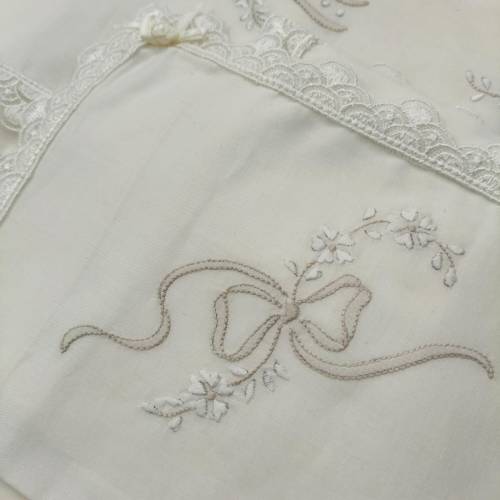 Copertina e lenzuolino neonato ricamato a mano color panna bianco e tortora -  2