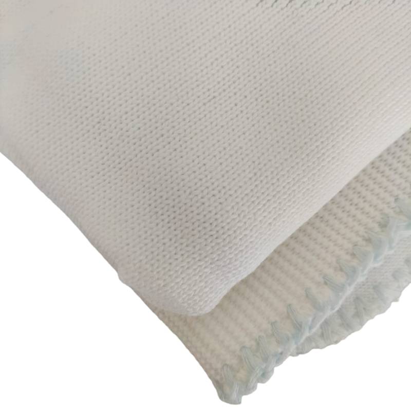 Copertina in filo di cotone bianca e celeste - 