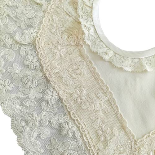 Elegantes Lätzchen aus Seide und rebrode Spitze -  2