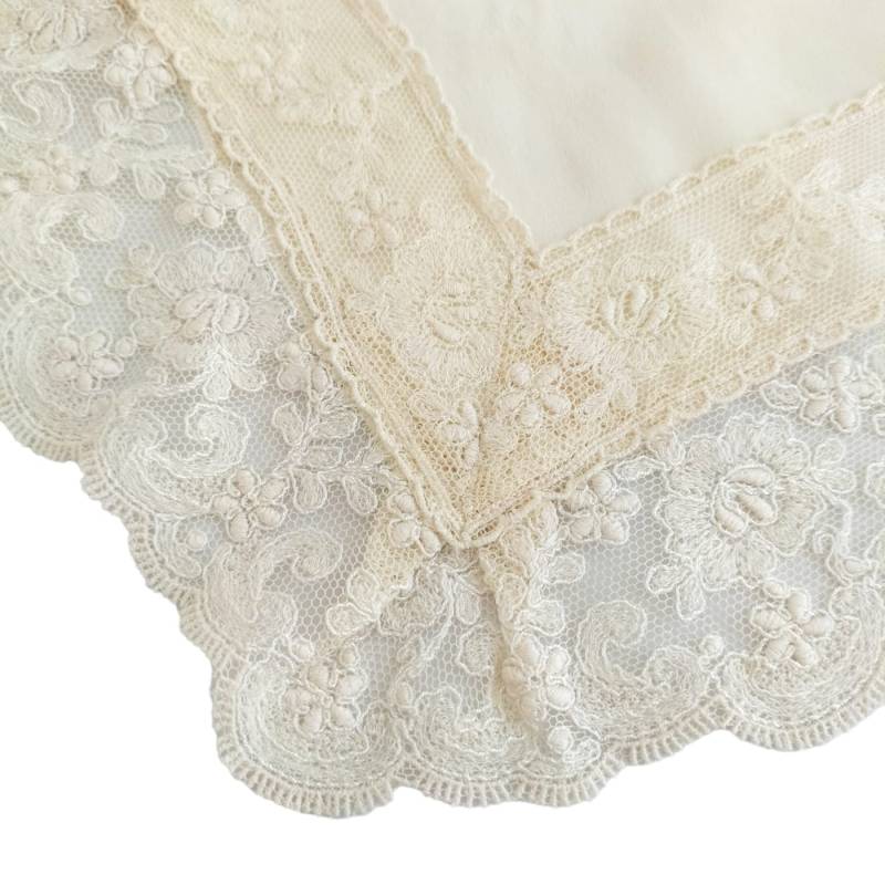 Elégant plastron en soie et dentelle rebrodée - 