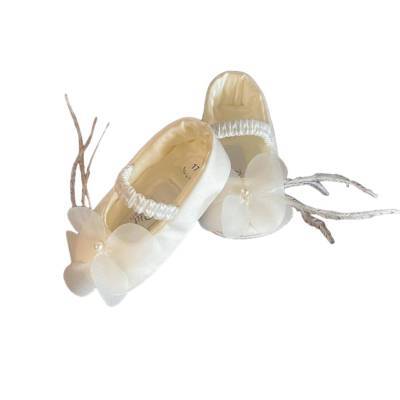 Chinelo de batizado branco-leite com flores e pétalas tamanho 17 Petit - 