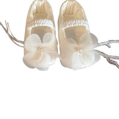 Chinelo de batizado branco-leite com flores e pétalas tamanho 17 Petit - 